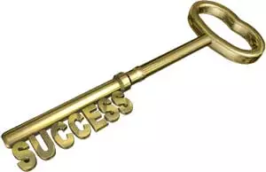 Chiave con denti che formano scritta successo